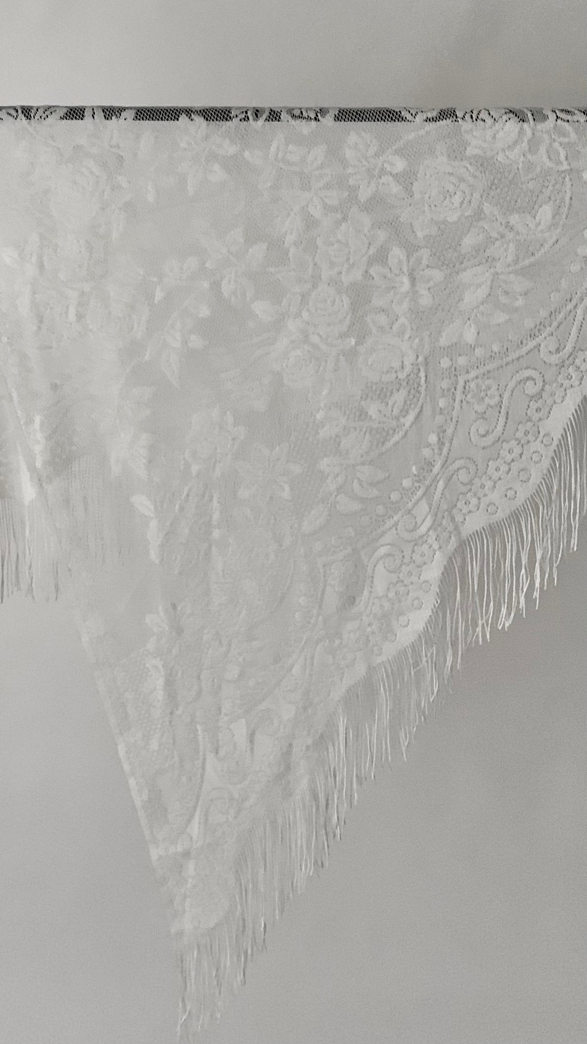 white lace fringe stall