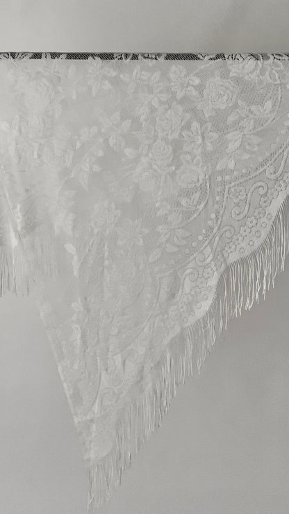 white lace fringe stall
