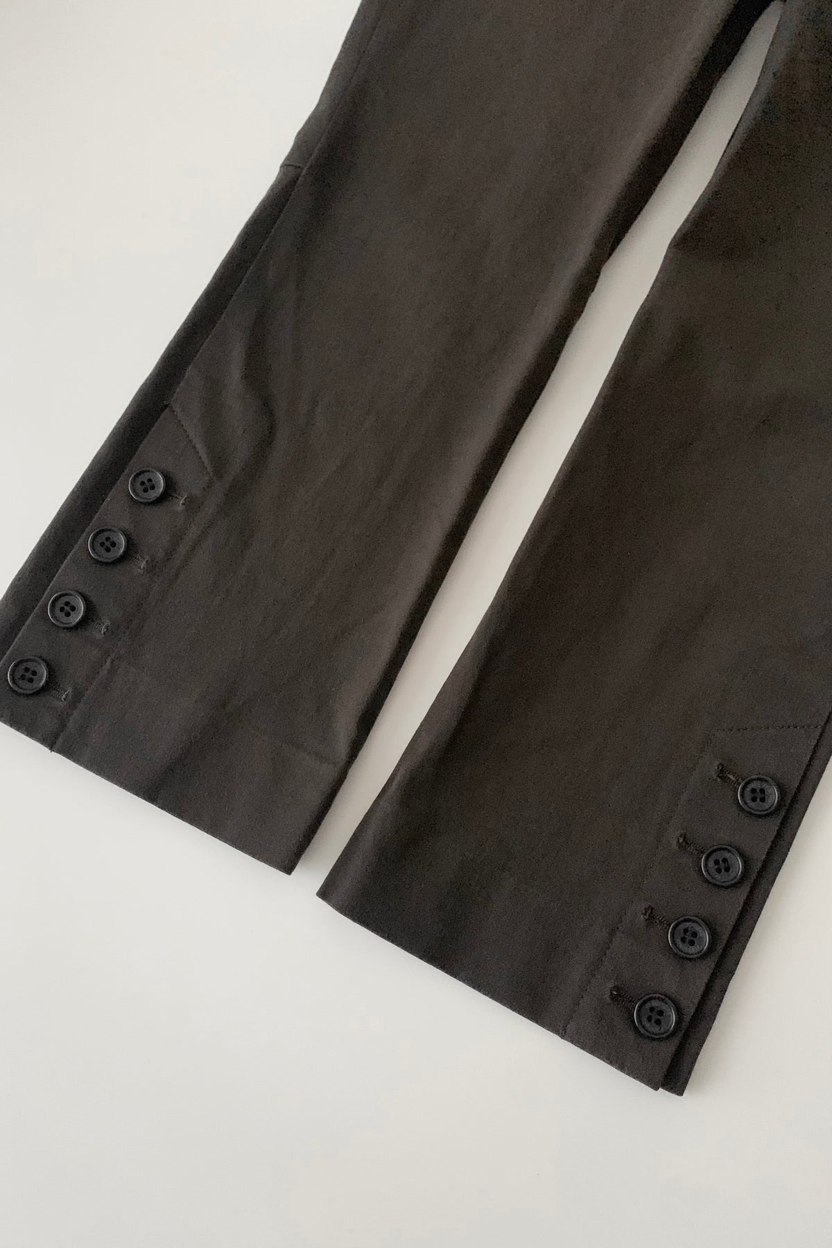 dark gray side buttons capri pants