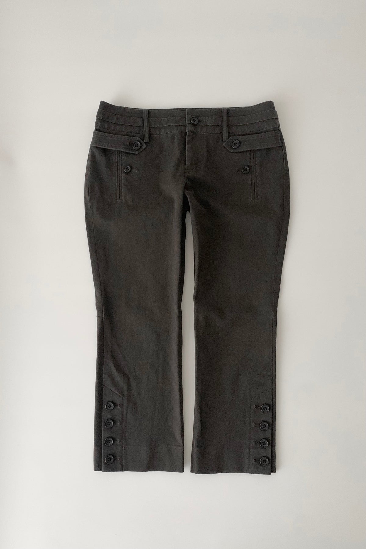 dark gray side buttons capri pants