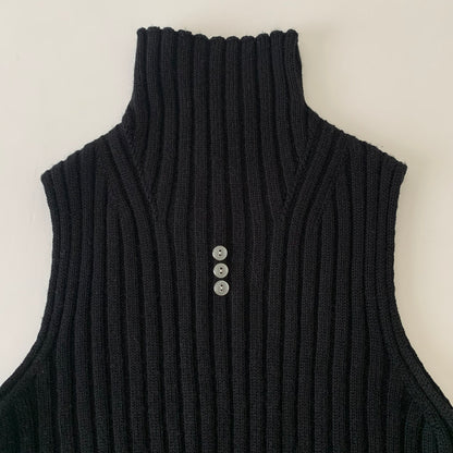 center buttons knit vest