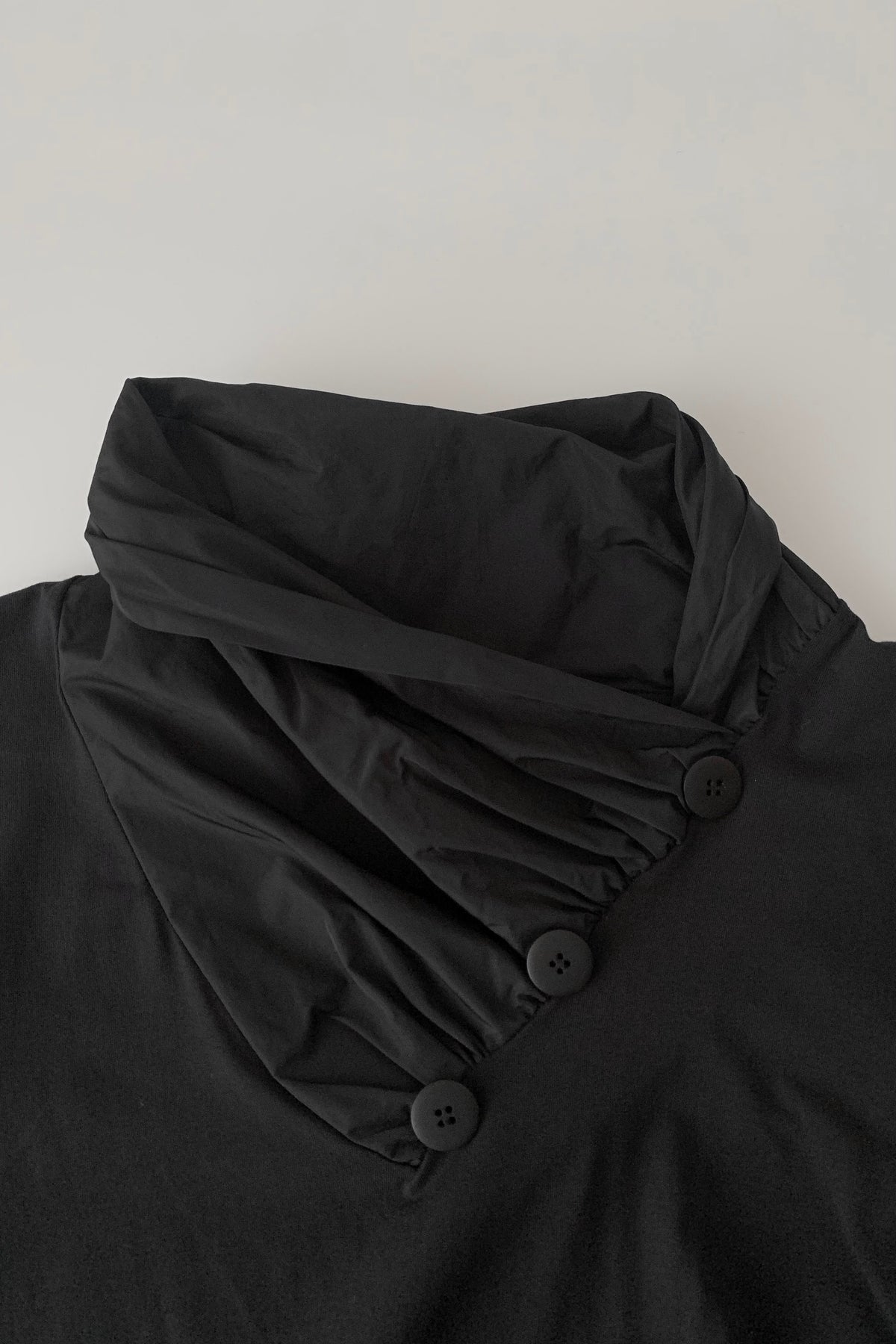 Italy black neck crinkle tops