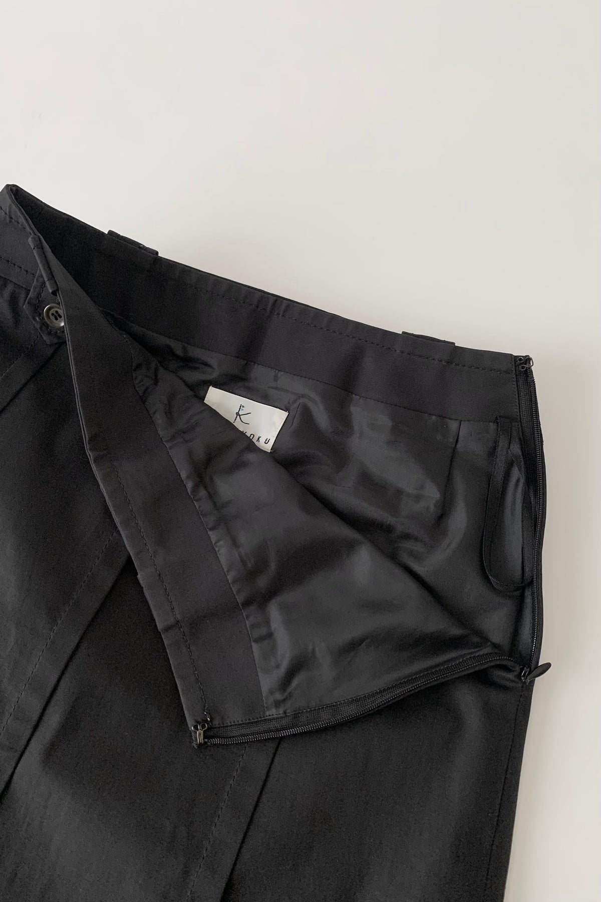 black waist buttons pleats skirt